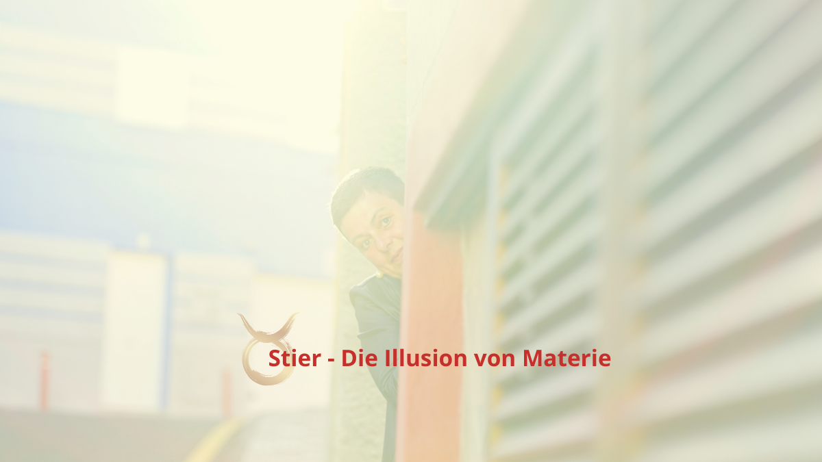 Frau guckt hinter einer Ecke hervor. Sie hat kurze Haare und schaut melancholisch. Das Bild ist sehr transparent und in sanften Farben.