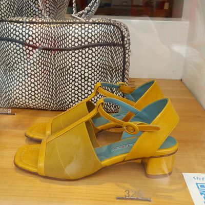 gelbe Sandalen in einem Schaufenster