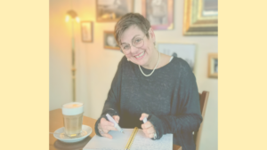 Eine Frau, Ilona Clemens, sitzt im Café und schreibt.