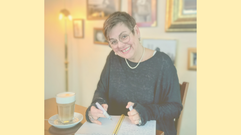 Eine Frau, Ilona Clemens, sitzt im Café und schreibt.