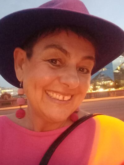 Eine Frau trägt einen Hut.