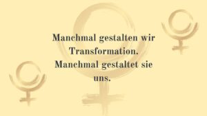 Beitragsbild mit Pluto-Symbolen auf [Brandfarbe]-Hintergrund, darüber das Zitat: ‚Manche Transformationen gestalten wir. Andere gestalten uns.‘ Symbolisiert die transformative Kraft des Pluto-Transits.