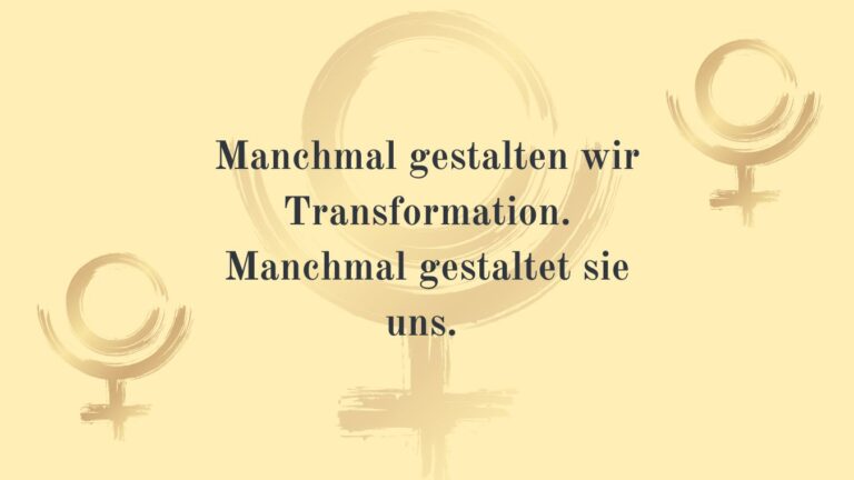 Beitragsbild mit Pluto-Symbolen auf [Brandfarbe]-Hintergrund, darüber das Zitat: ‚Manche Transformationen gestalten wir. Andere gestalten uns.‘ Symbolisiert die transformative Kraft des Pluto-Transits.