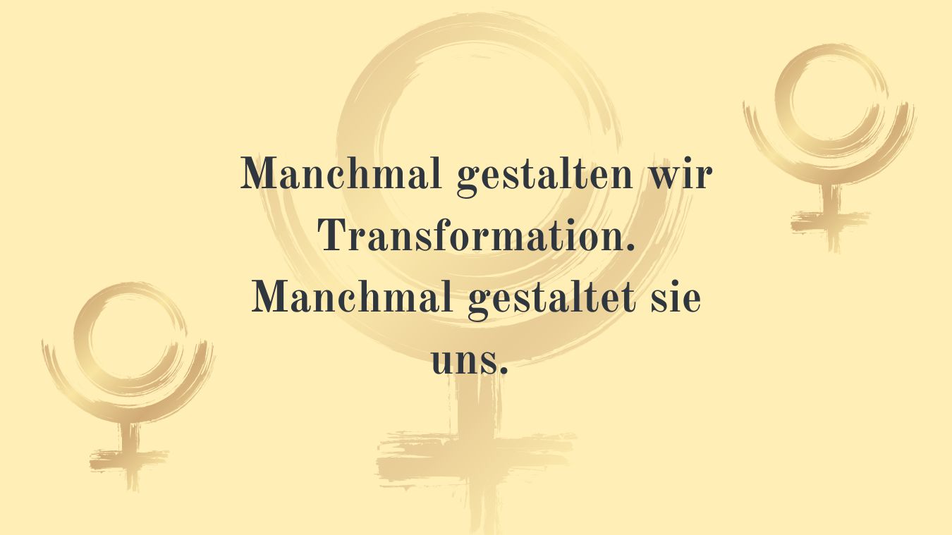 Beitragsbild mit Pluto-Symbolen auf [Brandfarbe]-Hintergrund, darüber das Zitat: ‚Manche Transformationen gestalten wir. Andere gestalten uns.‘ Symbolisiert die transformative Kraft des Pluto-Transits.