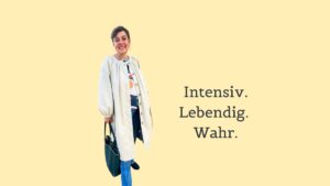 Ilona Clemens in einem langen eleganten Mantel mit den Worten „intensiv. lebendig. wahr.“ als visuelles Beitragsbild.