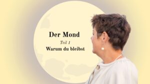 Frau blickt zum Vollmond – Der Mond im Horoskop und warum wir im Alten bleiben