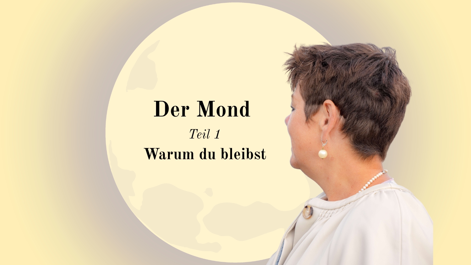 Frau blickt zum Vollmond – Der Mond im Horoskop und warum wir im Alten bleiben