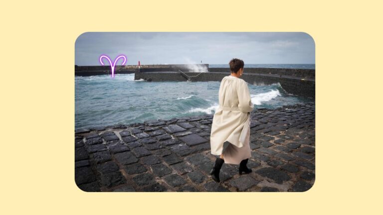 Frau- Ilona Clemens - in Bewegung am Meer, während ein Widder-Symbol aus dem Wasser aufsteigt – Übergang und Aufbruch