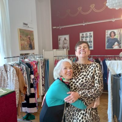 Ilona Clemens und Lilo Rödder beim Verkauf von Mode