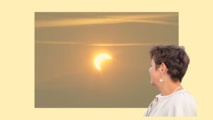 Ilona Clemens blickt auf eine partielle Sonnenfinsternis, Symbolbild für Verbundenheit mit dem Kosmos