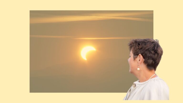 Ilona Clemens blickt auf eine partielle Sonnenfinsternis, Symbolbild für Verbundenheit mit dem Kosmos