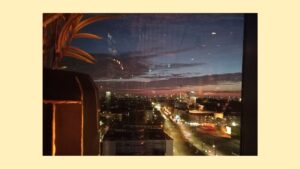 Blick aus dem neunten Stock eines Berliner Hotels in der Abenddämmerung, mit Fernsehturm und Landsberger Allee